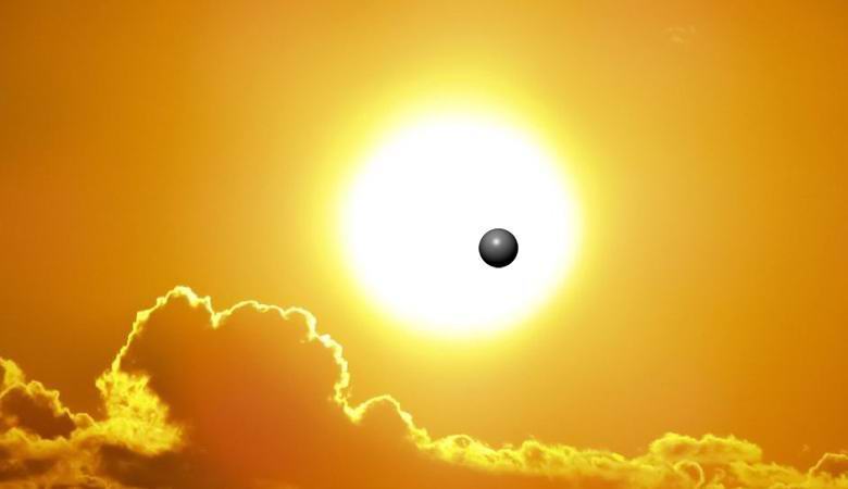 Eine mysteriöse dunkle Kugel flog vor dem Hintergrund der Sonne