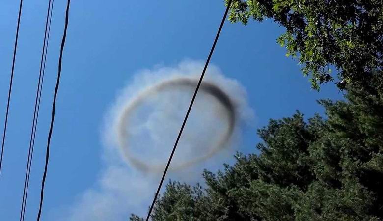 Mysteriöse Rauchringe treten am Himmel auf der ganzen Welt auf.