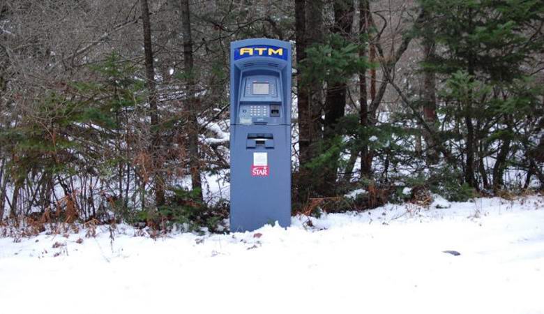 Ein mysteriöser Geldautomat erschien mitten im amerikanischen Wald