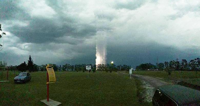 Über Argentinien ist ein mysteriöser Lichtmast entstanden