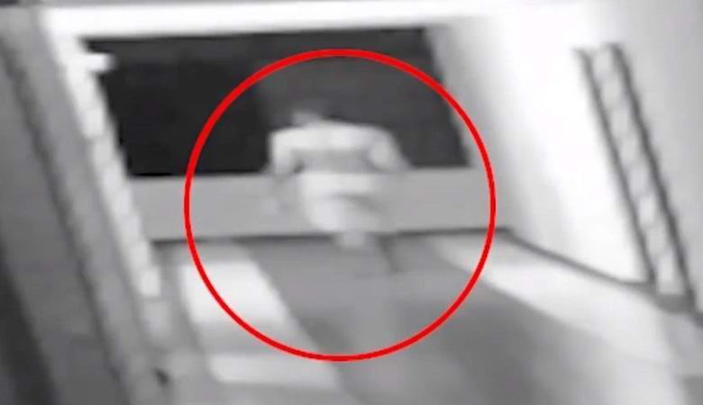Geheimnisvolles Video: Von einer Person, die zum Fenster kommt, bleibt nur ein Schatten übrig.