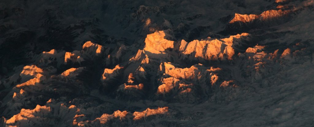 Eine atemberaubende Aufnahme der majestätischen Gipfel des Himalaya aus dem All 