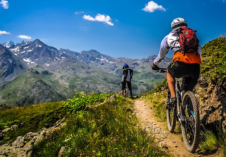 Ein unterhaltsames Radfahrer- und Murmeltierrennen