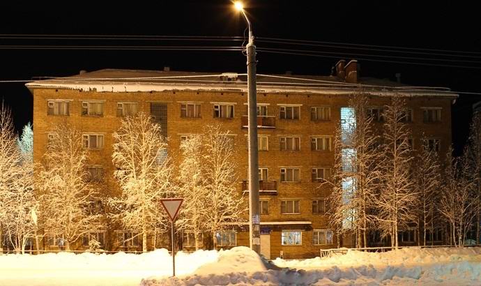 Gefangene Geister in den Fenstern des russischen Hostels