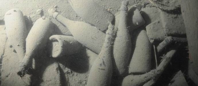 Das Studium der Zusammensetzung des alten Champagners vom Tag des Meeres abgeschlossen