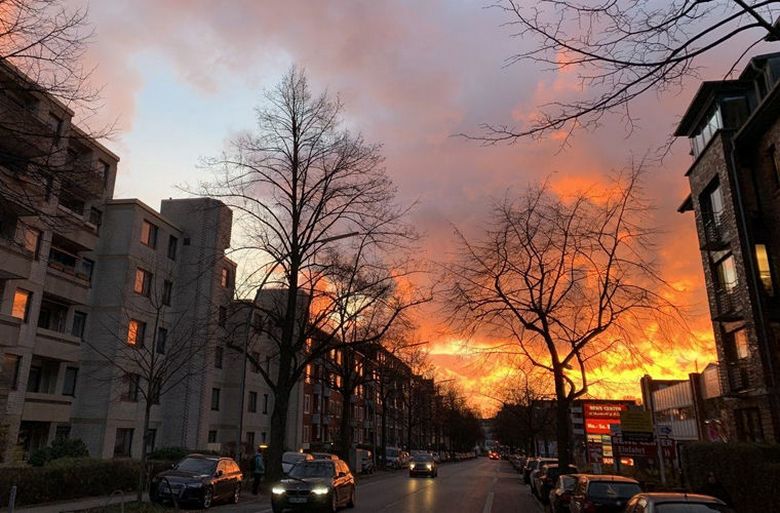 Ein Hamburger rief die Feuerwehr an, erschrocken vor dem feurigen Sonnenuntergang.