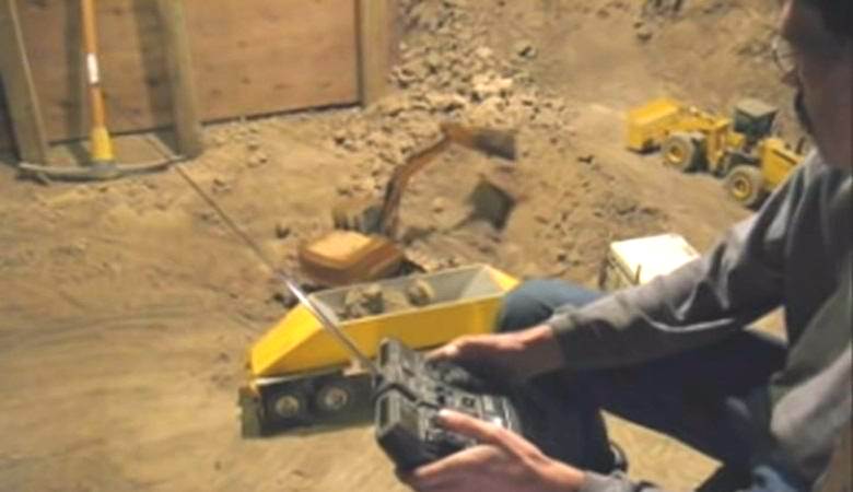 Ein Einwohner Kanadas gräbt seit 14 Jahren den Keller mit ferngesteuerten Autos.