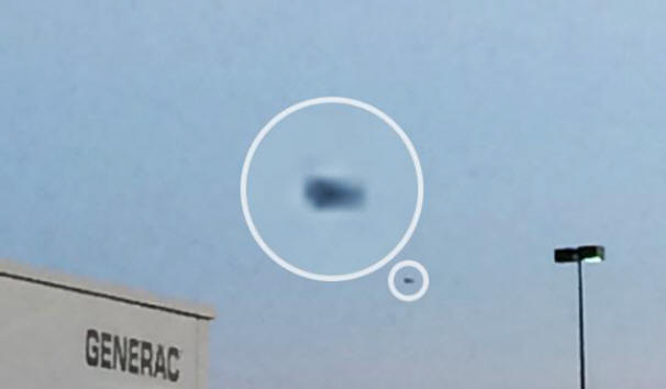 Ein Einwohner der Vereinigten Staaten hat ein schwarzes UFO fotografiert