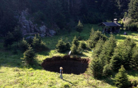 Malerischer Karsttrichter in Mittelgriechenland