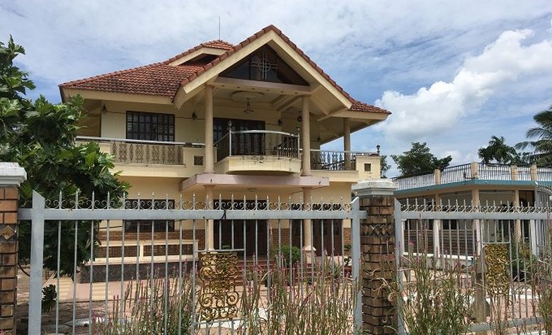 Die berühmte vietnamesische Villa mit einem Grab in der Mitte des Wohnzimmers - Tomb Villa