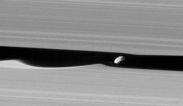 Der Cassini-Sonde gelingt es, den Wellenmacher in den Ringen des Saturn einzufangen 